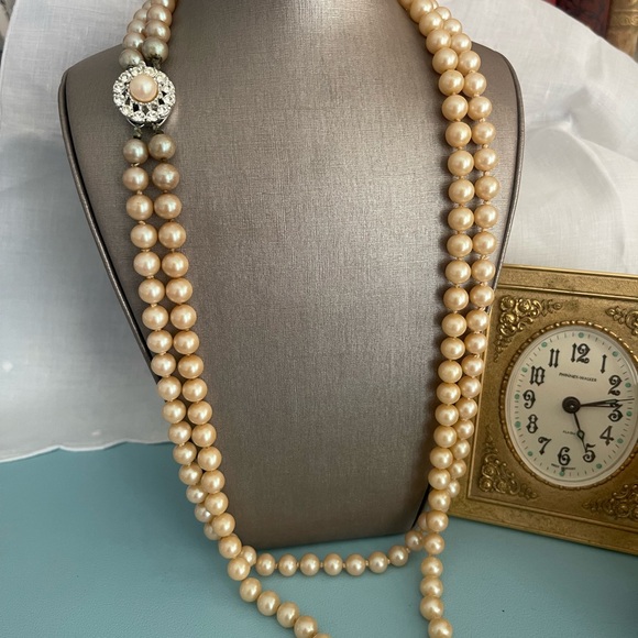 TWO STRANDS OF VINTAGE CRÈME PEARLS WITH RHINESTONE CLASP - Picture 5 of 12